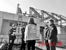 大型广告牌铁架存隐患  台江城管耗时3天拆除