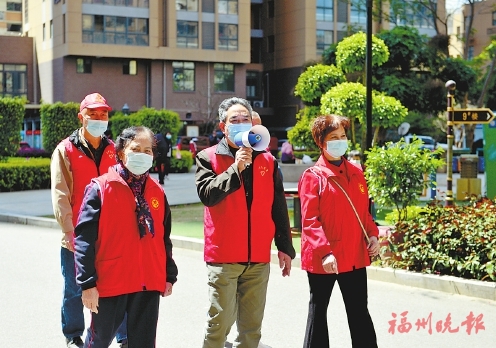 我省首家邻里互助协会的老同志上门宣传疫苗接种  “我们老人动员老人，更有说服力”