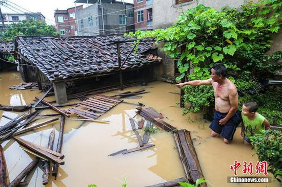 图为莆田市荔城区新度镇，多处道路、民房均被淹，多人被困。中新社记者 汤珺琳 摄