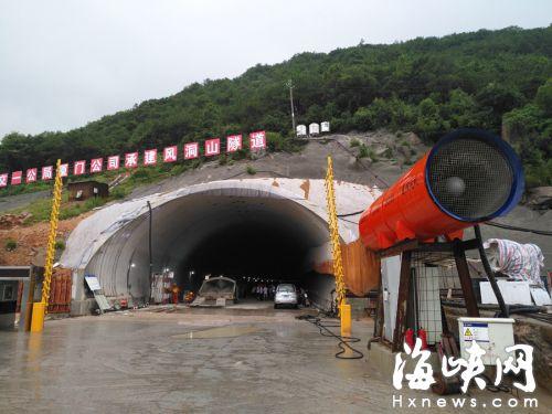 长平高速风洞山隧道，采用水雾炮降尘  