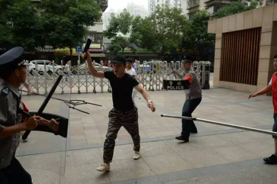 台江：校园平安志愿者为学生“保驾护航”