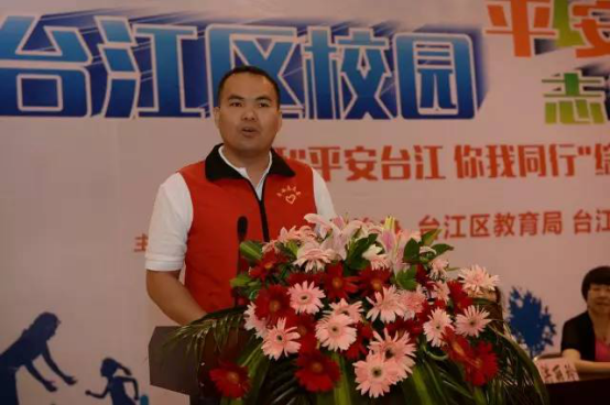 台江：校园平安志愿者为学生“保驾护航”