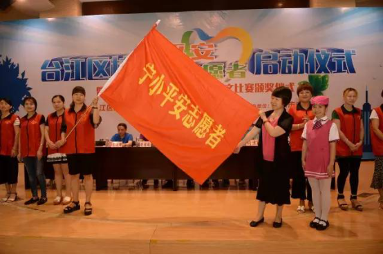 台江：校园平安志愿者为学生“保驾护航”