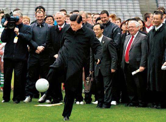资料图：2012年2月，时任国家副主席的习近平访问爱尔兰参观爱尔兰盖尔式运动协会时应邀开球。图片来源新华社