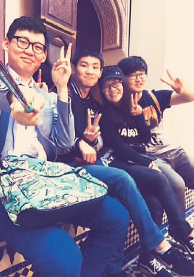 谢垠（左四）和朋友在一起。