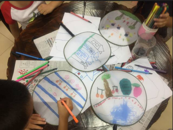 台江金斗社区巧手绘扇活动让孩子们乐翻了