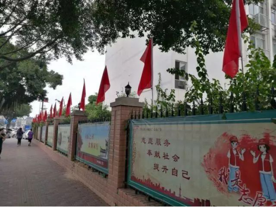台江：红旗飘飘迎国庆 满城尽是“中国红”
