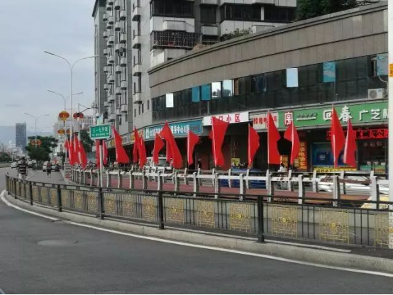 台江：红旗飘飘迎国庆 满城尽是“中国红”