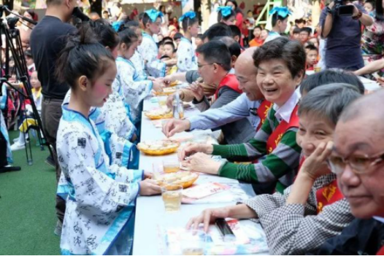 台江举行“德孝传家风•童心暖夕阳”重阳节主题活动