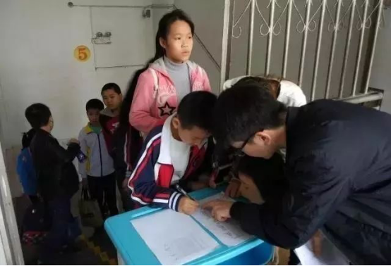 共青团台江区委举办温暖困境儿童公益活动