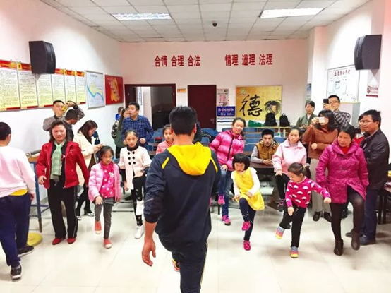 世界冠军走进台江与孩子们快乐运动