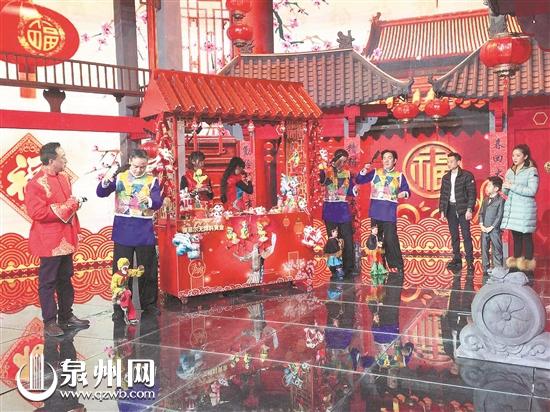 奥运冠军杨威携妻儿到现场观看提线木偶表演