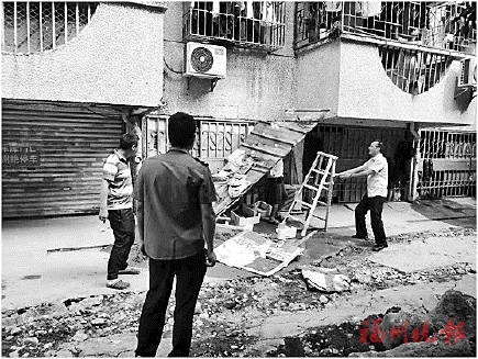 台江城管拆除违建遮雨棚