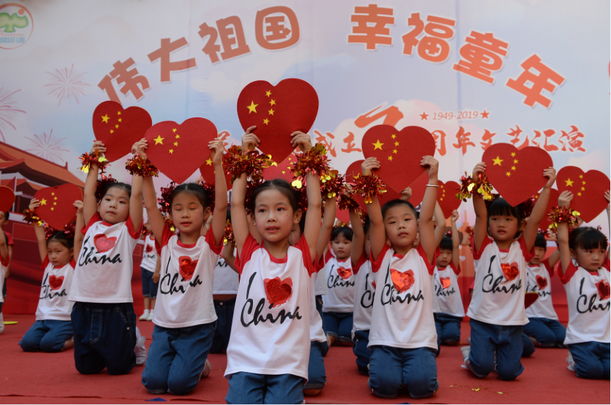 台江校园变身“红色海洋” 花式告白庆华诞