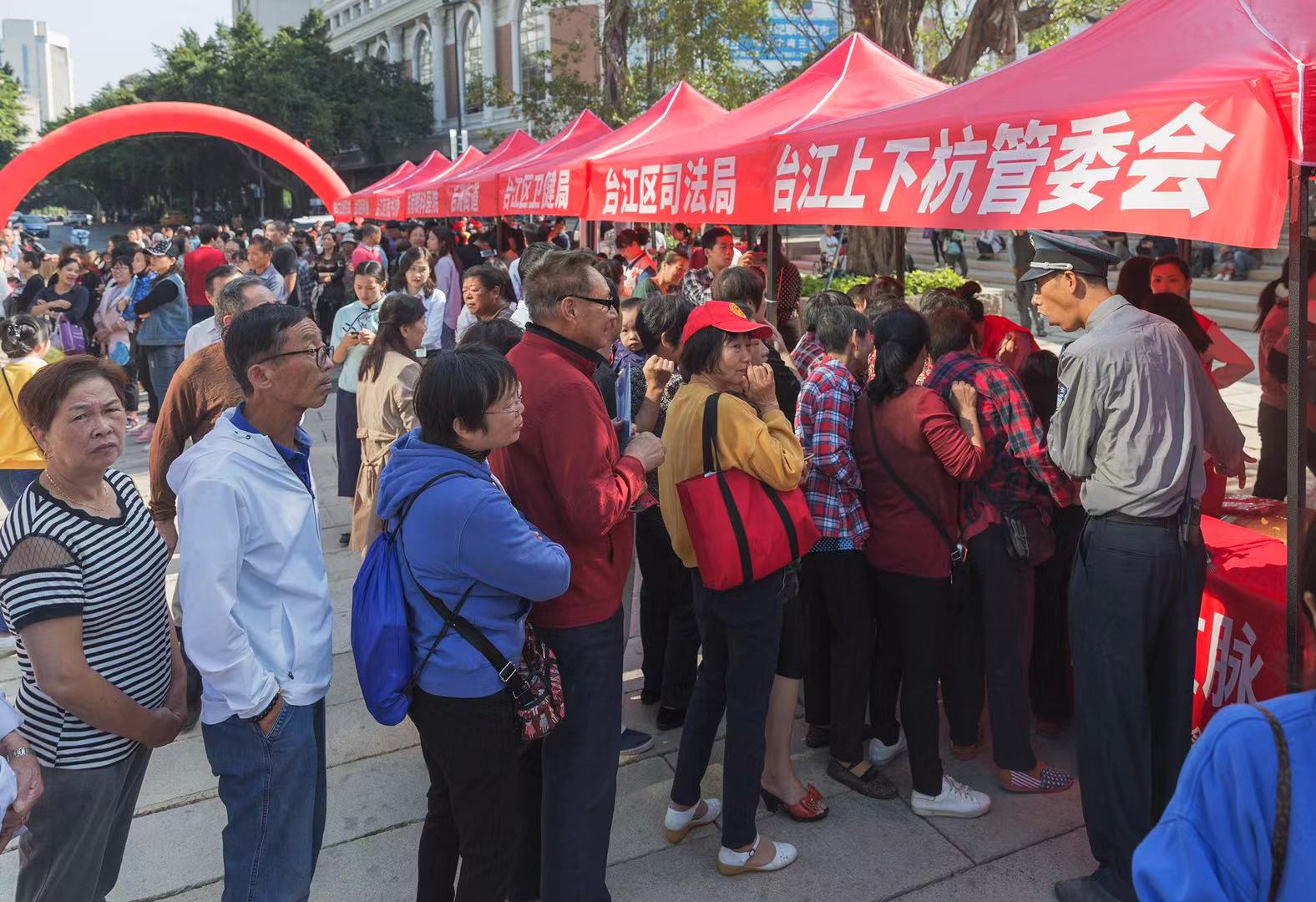 台江：“书香味”与“志愿红”的结合 让社科普及周有意义更有趣味