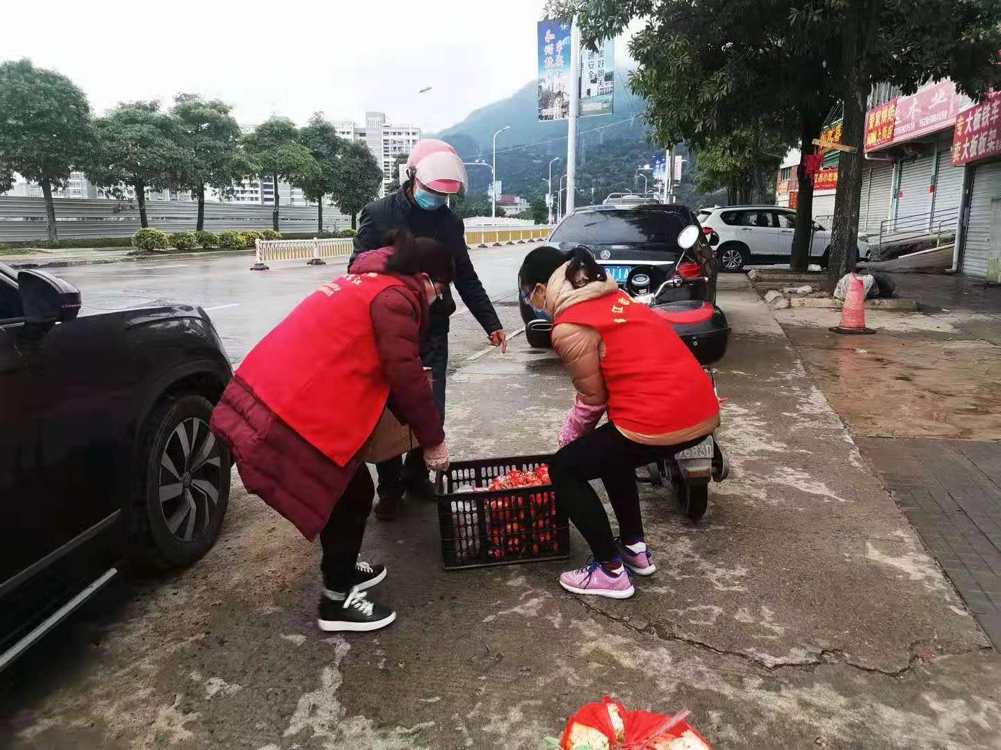 传递温暖 并肩同行 台江志愿者千方百计为隔离人员亲属送粮