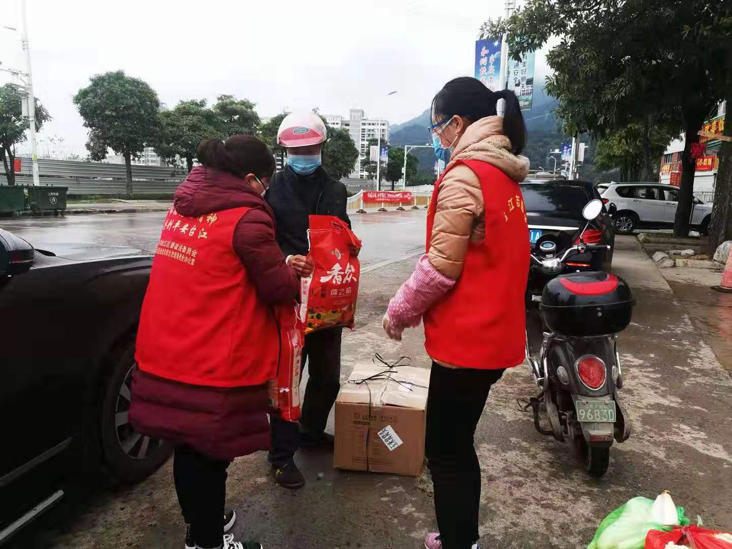 传递温暖 并肩同行 台江志愿者千方百计为隔离人员亲属送粮