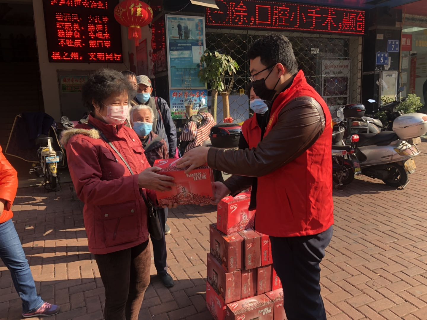 台江：“花式”拗九情义浓 疫情时刻关怀足