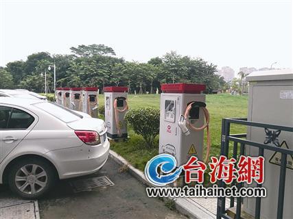 ◆文体中心办公楼旁的充电桩，停靠的都是非新能源汽车